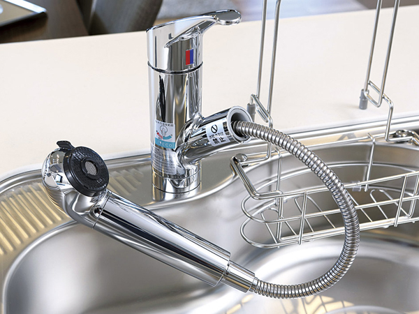 Kitchen.  [Water purifier mixing faucet with integrated shower] Adopting the hot and cold water mixing faucet of the shower switching type of built-in water purifier is attached. Even during the cooking you can use easy to clean water purification (same specifications)