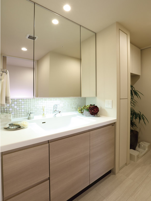Bathing-wash room.  [bathroom] Vanity of beautiful design is wide size, Housing wealth, It is a functional specification. It installed two of linen vault to wash room, detergent ・ Towels also fit into the beautiful (A type menu plan model room ※ )