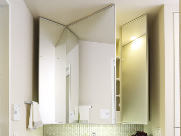 Bathing-wash room.  [Three-sided mirror vanity] Kagamiura with storage that can accommodate the cosmetics and vanity. It is convenient to be taken out with the whip when needed (same specifications)