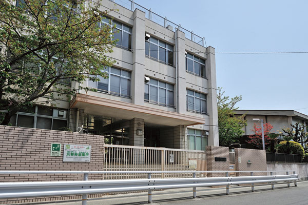 Surrounding environment. Municipal Ichioka elementary school (a 5-minute walk ・ About 330m)