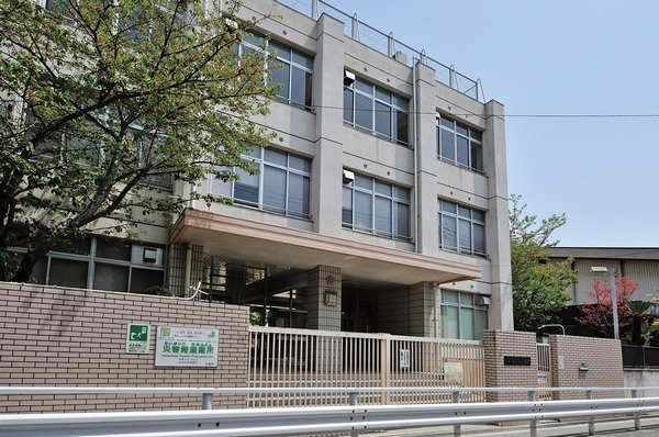 Building structure. Municipal Ichioka Elementary School: 5-minute walk (about 330m ・ Photo). Besides, Minato kindergarten: 5 minutes' walk (about 400m), Kids World HARUKA nursery: an 8-minute walk (about 590m), Municipal Ichioka Junior High School: 9 minute walk (about 690m)