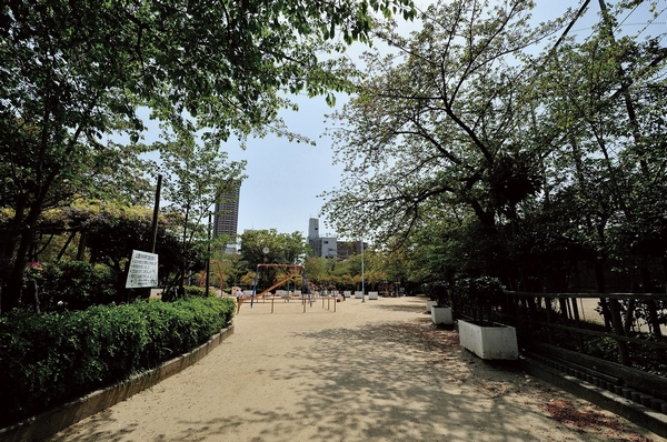 Building structure. Ichiokamoto the town park: a 6-minute walk (about 410m ・ Photo), Baseball Square ・ There is also a playground equipment of small children. Besides, Isoji Central Park: also a large park, such as walking 11 minutes (about 830m)
