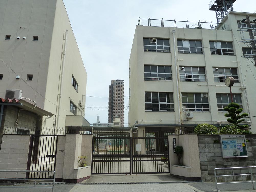 Junior high school. 881m to Osaka Municipal City Okahigashi junior high school