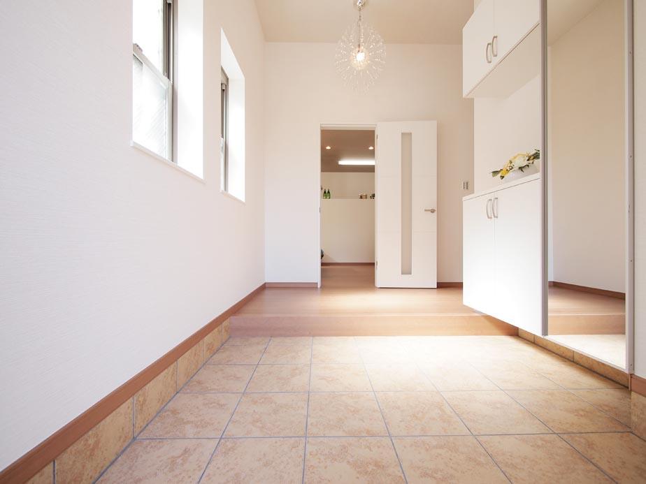 Model house photo. Brightly, Widely feel entrance hall.  I feel the breadth and amazing open many incorporating door a positive light by the ceiling take high. 