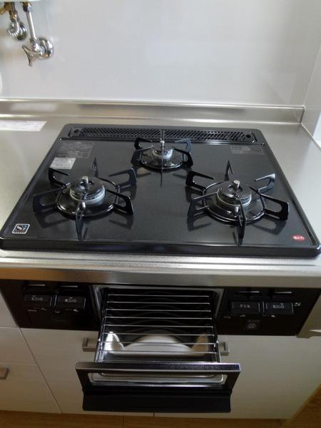 Kitchen.  [Minato-ku, real estate buying and selling] 3-neck gas stove