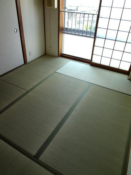 Non-living room.  [Minato-ku, real estate buying and selling] Bright Japanese-style room
