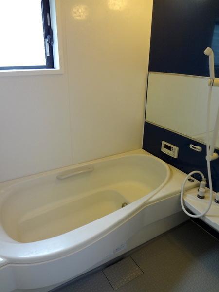 Bathroom.  [Minato-ku, real estate buying and selling] System bus also lucky window in the bathroom ☆ 