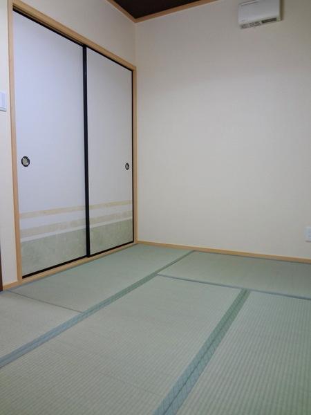 Non-living room.  [Minato-ku, real estate buying and selling] Tatami is very beautiful if you are Omotegae ☆ 