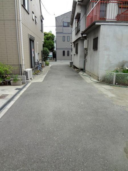 Local photos, including front road.  [Minato-ku, real estate buying and selling] It is a front road ☆ 