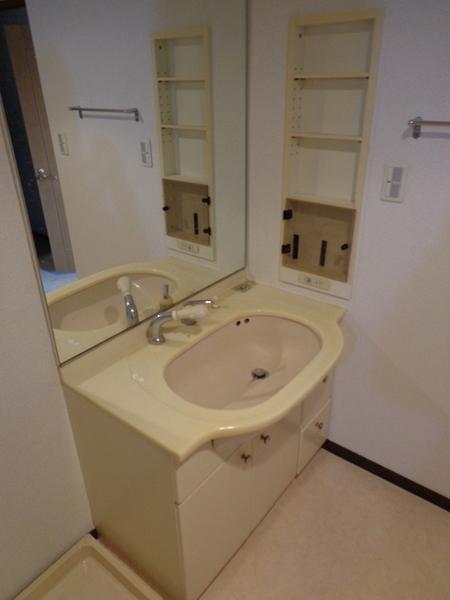 Wash basin, toilet.  [Minato-ku, real estate buying and selling] Happy independence washbasin