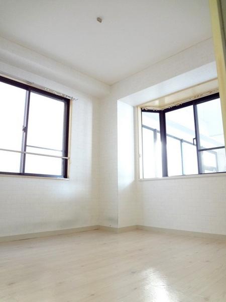 Living and room.  [Minato-ku, rent] Windows are many good hit yang
