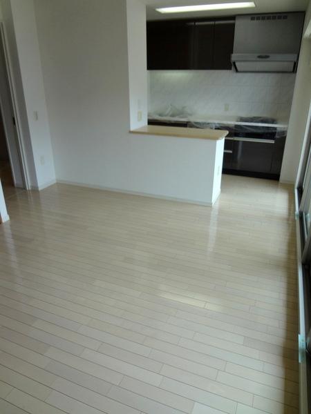 Living.  [Minato-ku, real estate buying and selling] White flooring feel bright ☆