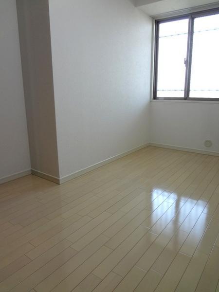 Non-living room.  [Minato-ku, real estate buying and selling] It is very beautiful in a room renovation is complete
