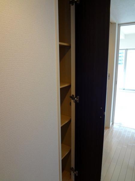 Receipt.  [Minato-ku, real estate buying and selling] Little storage of glad corridor part