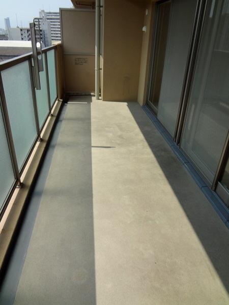 Balcony.  [Minato-ku, real estate buying and selling] Wide ~ Also it comes with a slop sink in the stomach balcony ☆