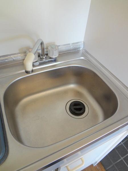 Kitchen.  [Minato-ku, rent] Sink spread