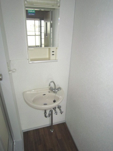 Washroom. There washbasin.