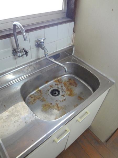 Kitchen.  [Minato-ku, rent] Sink is clean before