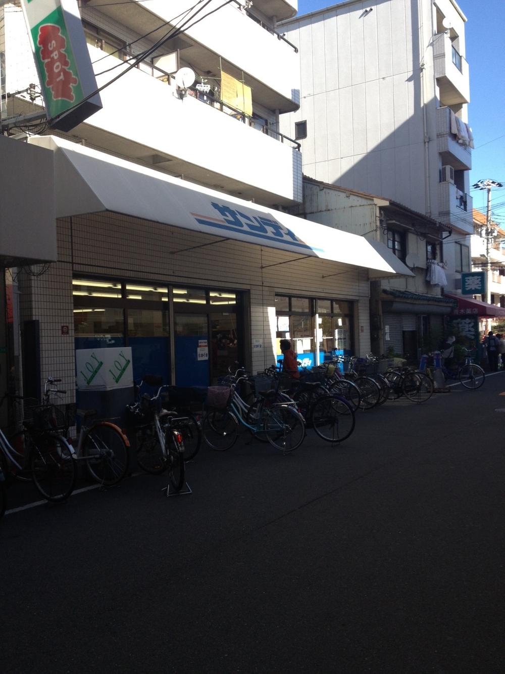 Shopping centre. 400m walk about 5 minutes to Sandy Yahataya shop