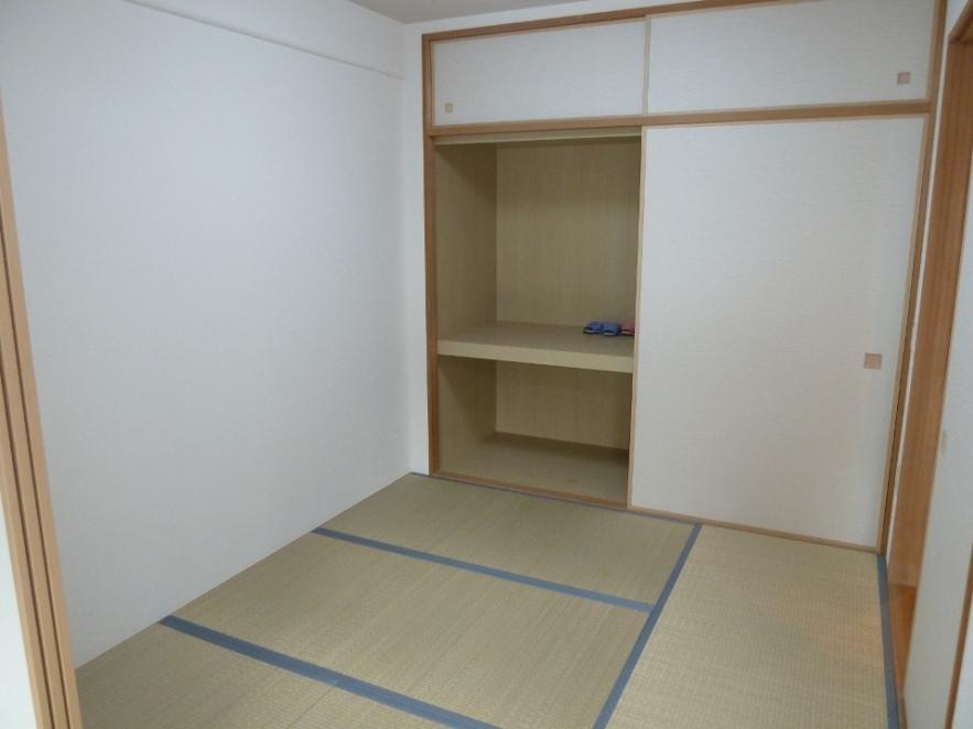 Non-living room. It is living next to a Japanese-style room. It is there and surprisingly handy Japanese-style room.