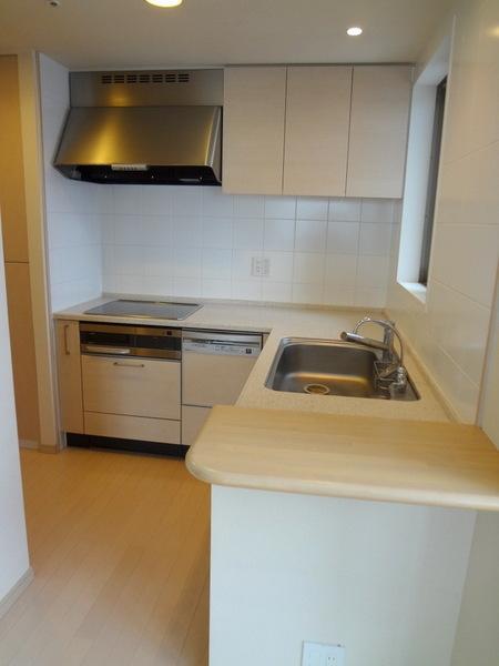 Kitchen.  [Minato-ku, real estate buying and selling] Popular wife usability nice L-shaped kitchen