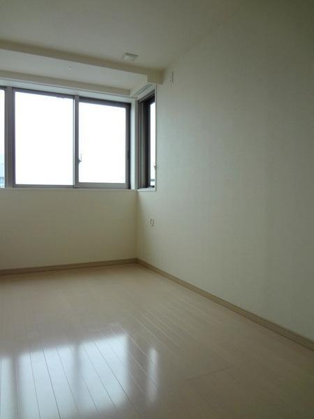 Non-living room.  [Minato-ku, real estate buying and selling] Flooring is shiny ☆