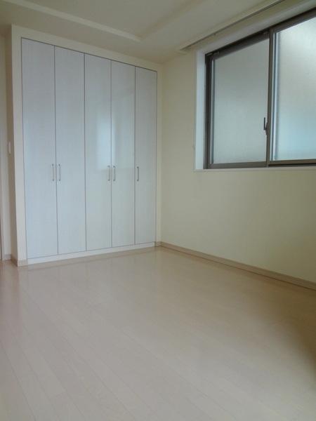 Non-living room.  [Minato-ku, real estate buying and selling] White keynote of flooring you feel bright ☆