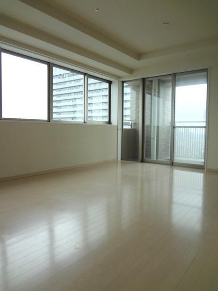 Living.  [Minato-ku, real estate buying and selling] LDK part is also a window of the wall-to-wall