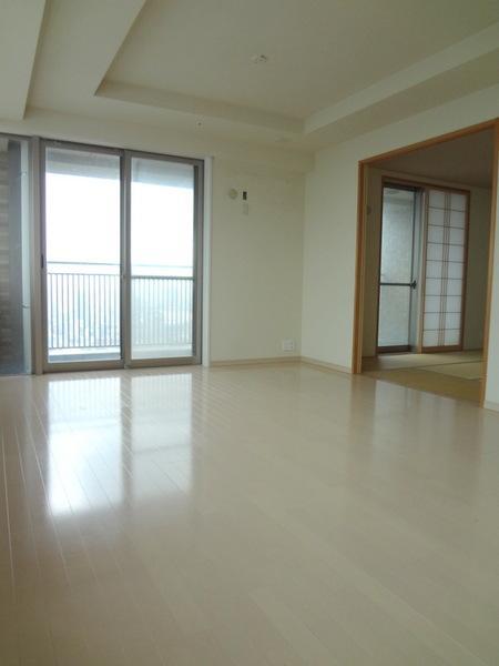 Living.  [Minato-ku, real estate buying and selling] It is beautiful