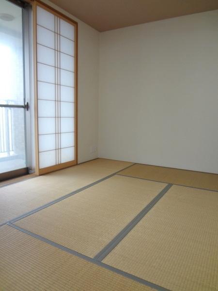 Non-living room.  [Minato-ku, real estate buying and selling] Japanese-style room is located Pledge 4.5 to settle down ☆