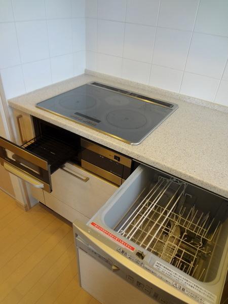 Kitchen.  [Minato-ku, real estate buying and selling] Dishwasher to IH system stove