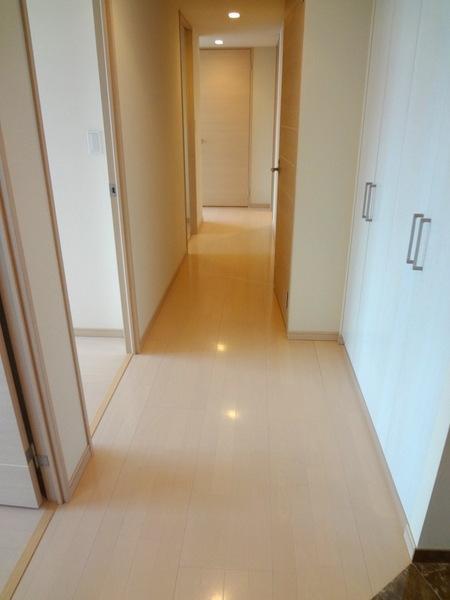 Entrance.  [Minato-ku, real estate buying and selling] Corridor portion is also spacious and comfortable space ☆