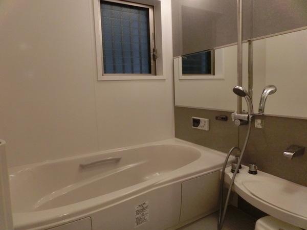 Bathroom. With bathroom heating dryer. Spacious 1 pyeong size. 