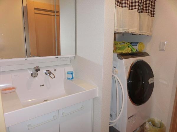 Wash basin, toilet. Put also drum-type washing machine sanitary. Fashionable shampoo dresser. 