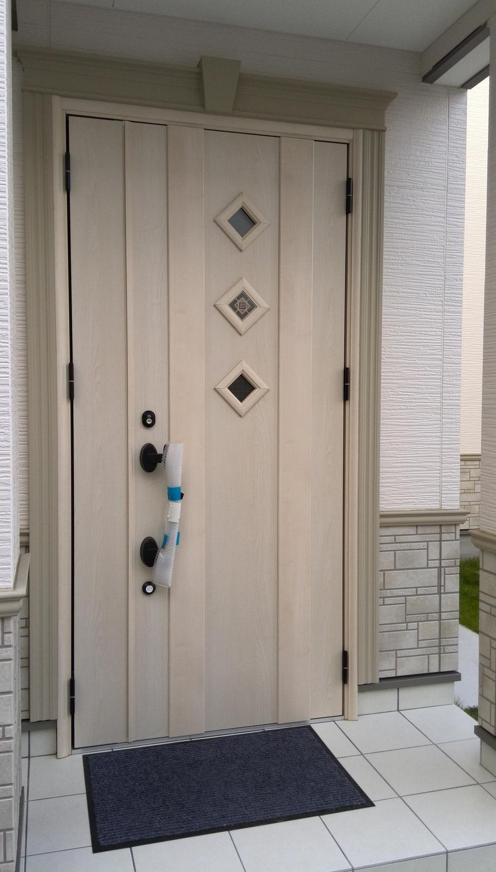 Entrance. Stylish front door.