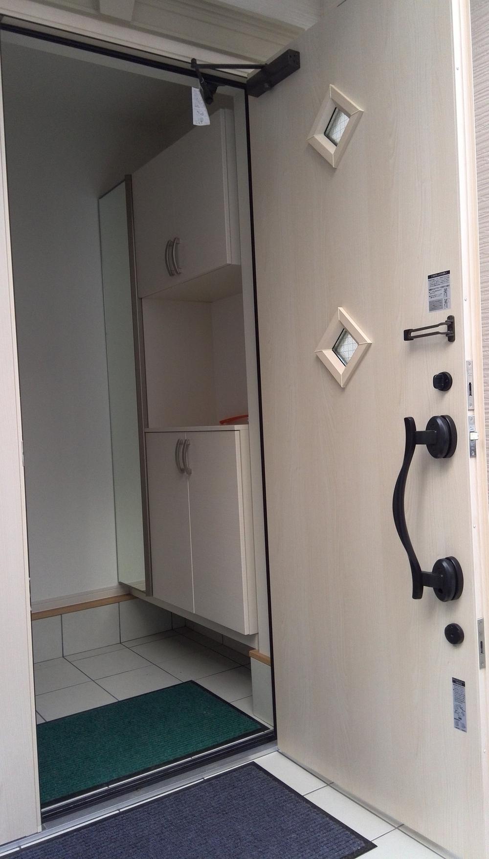 Entrance. And excellent storage capacity of the shoe box to open the door.