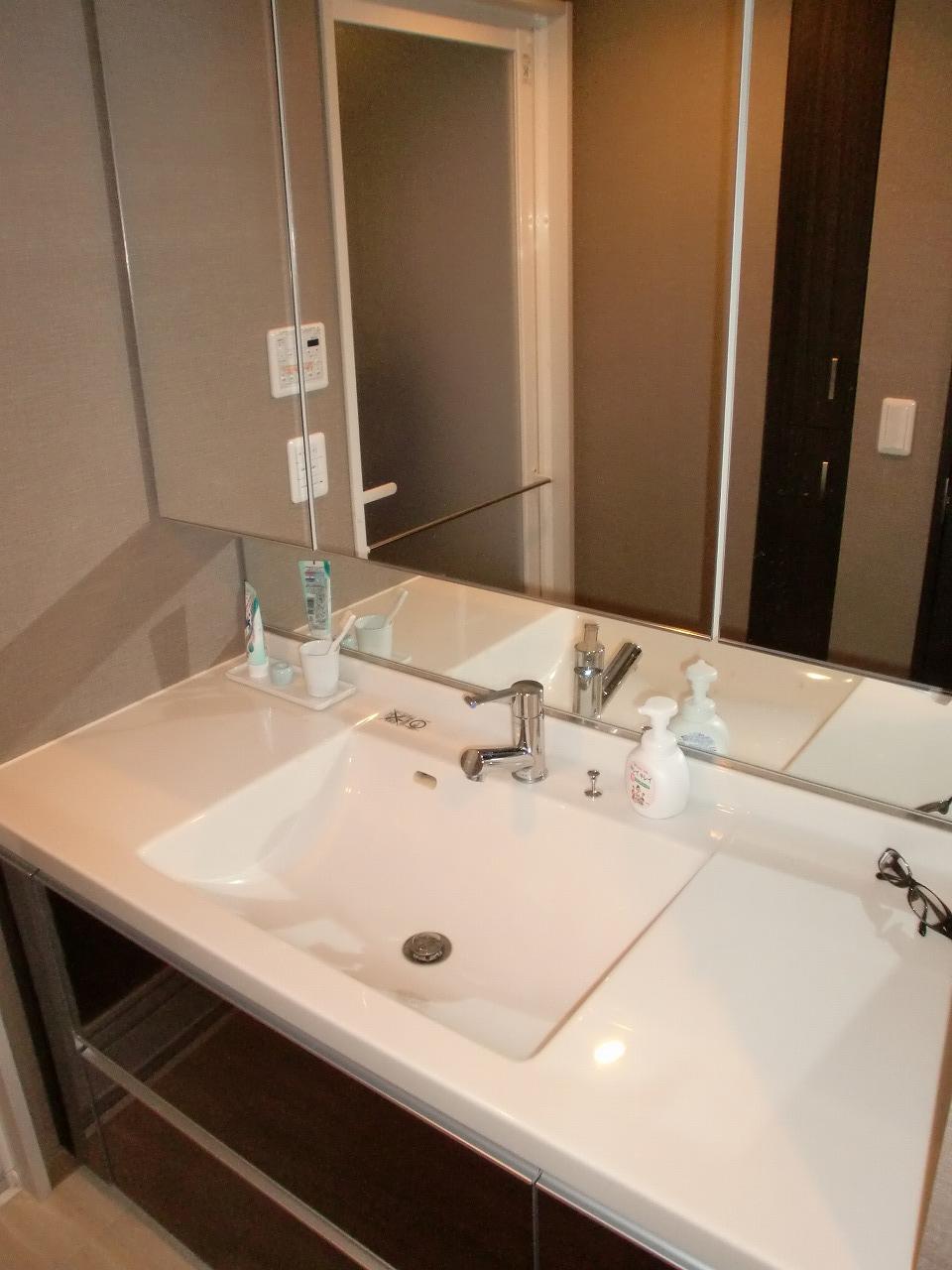 Wash basin, toilet. Wash basin is quite widely, Three abreast We are also morning of preparation.