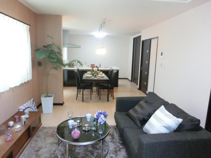 Living. Smile full of face-to-face kitchen