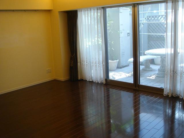 Living. Large living