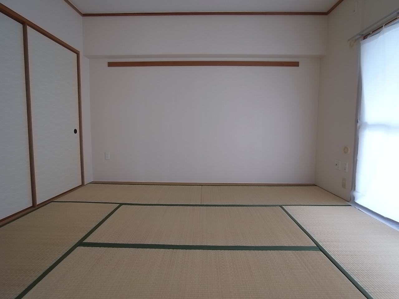 Living and room. 6-mat Japanese-style room with a wide closet