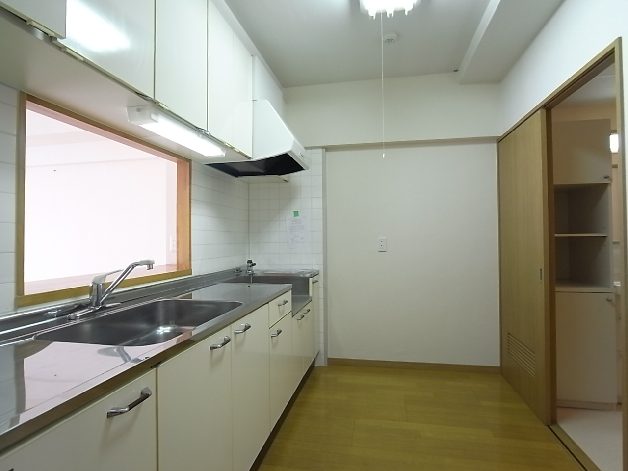 Kitchen. Easy-to-use wide kitchen 2WAY from the lavatory