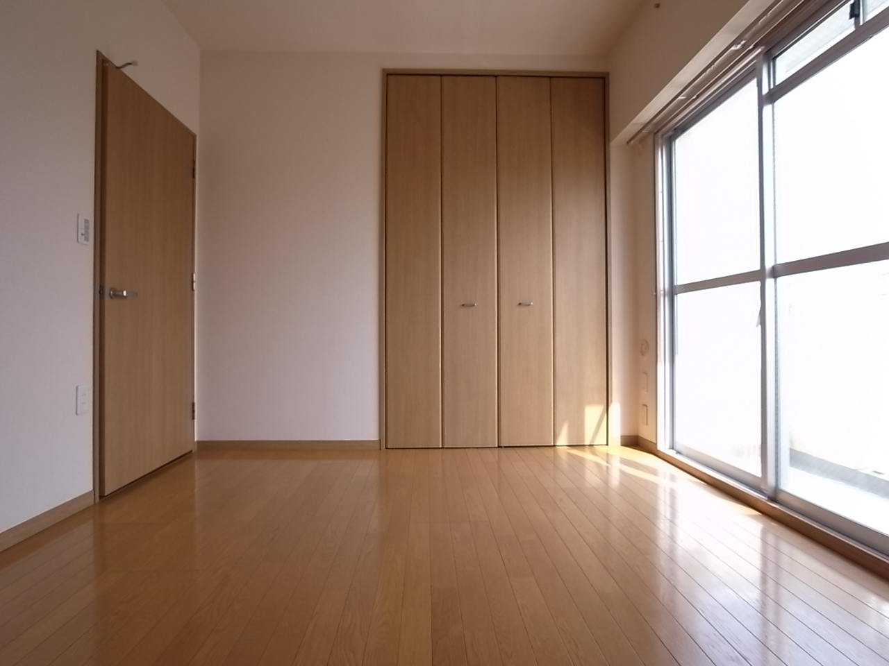 Living and room. There is a large storage compartment 6.4 tatami Western-style