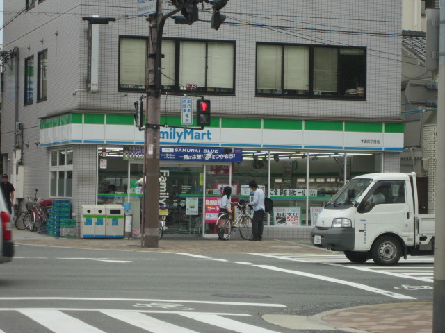 Convenience store. FamilyMart Hondori Yonchome store up (convenience store) 142m