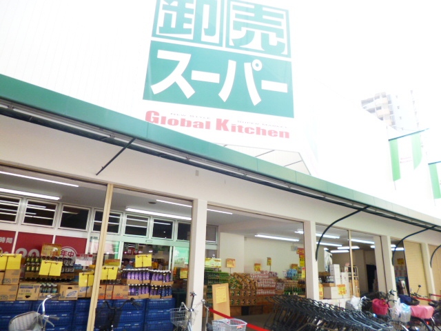 Supermarket. 45m to wholesale super Miyakojima KEMA store (Super)