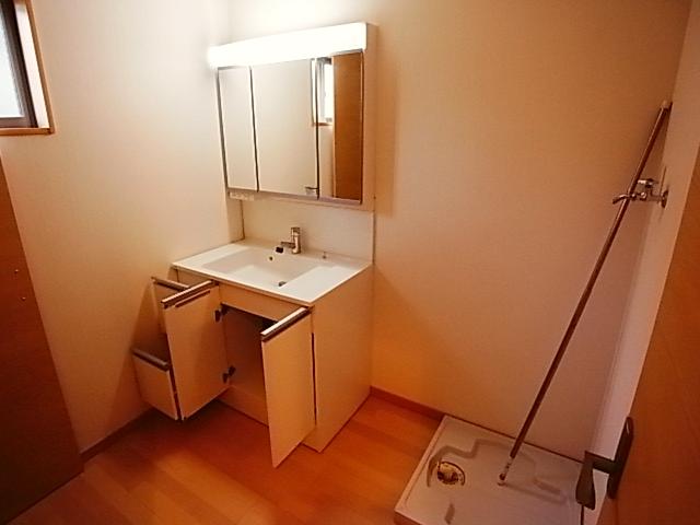 Wash basin, toilet. Wash basin