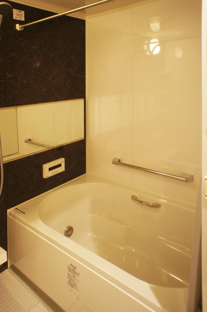 Bathroom. (January 2013) Shooting LIXIL Co. "Rinobio V" 1317 type Bathroom heating dryer with "mist Kawakku". Width than conventional bathroom, 10Cm now widely in the depth both.