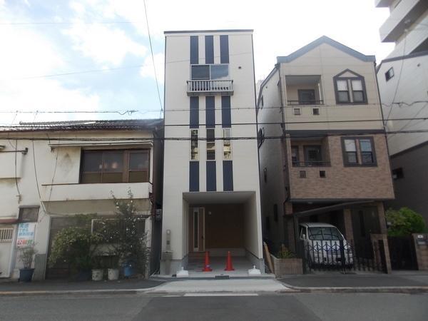 Local photos, including front road. Easy parking in front of the road spacious