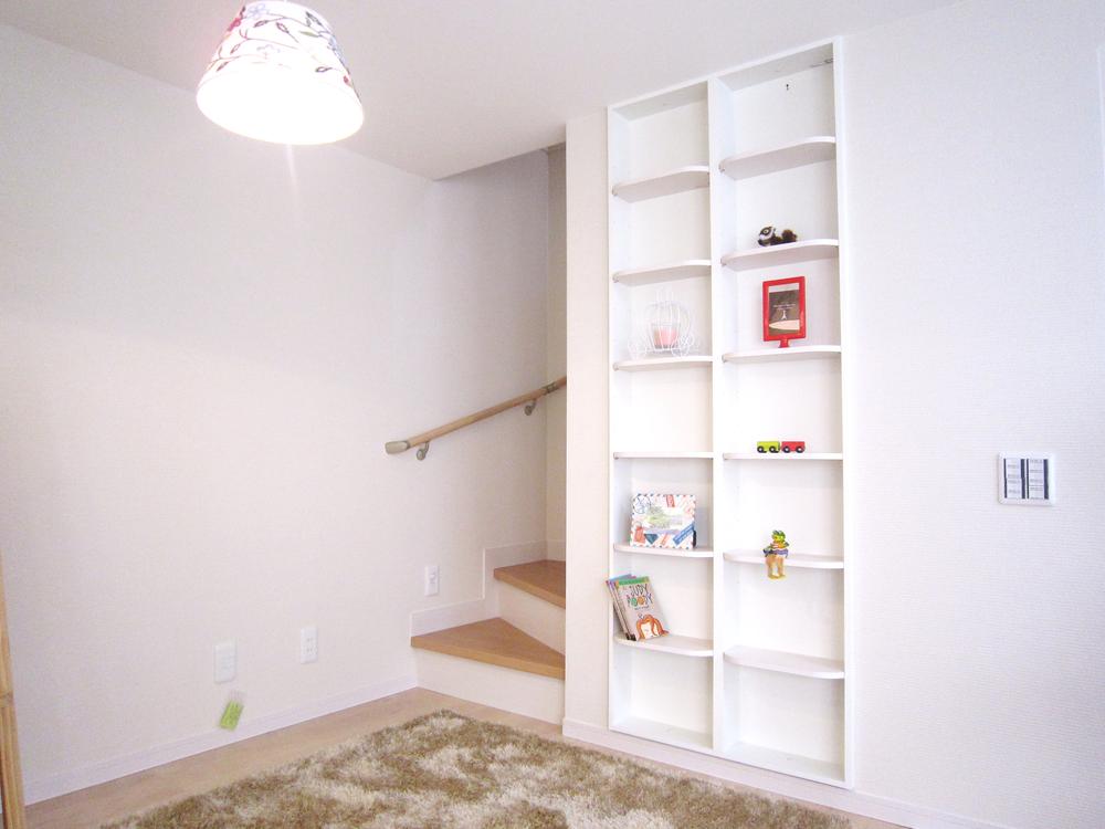 Model house photo.  ◆  Kids Living  ◆ There is a bookshelf in the children's living. Yoshi also to clean up space for children, Well even arrange this, It can also will be used as a storage space