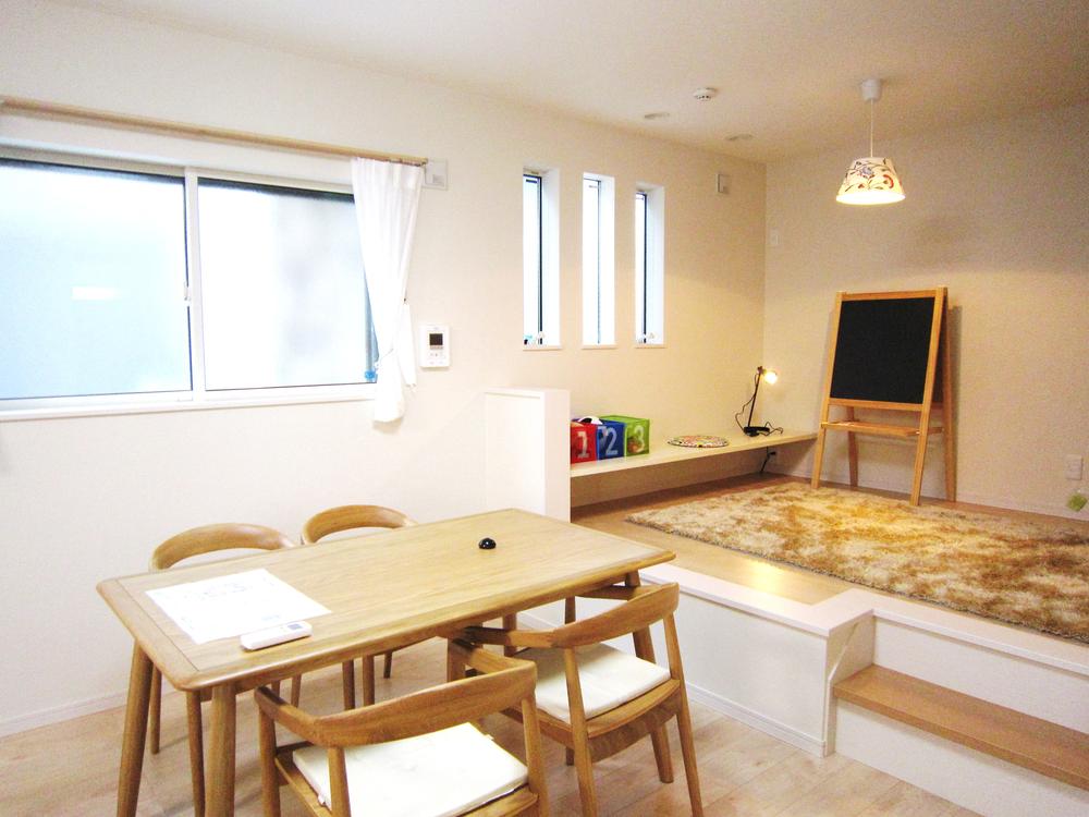 Living. ◆ living ◆ In addition to the family gather living, There are kids living in the place went up one step.