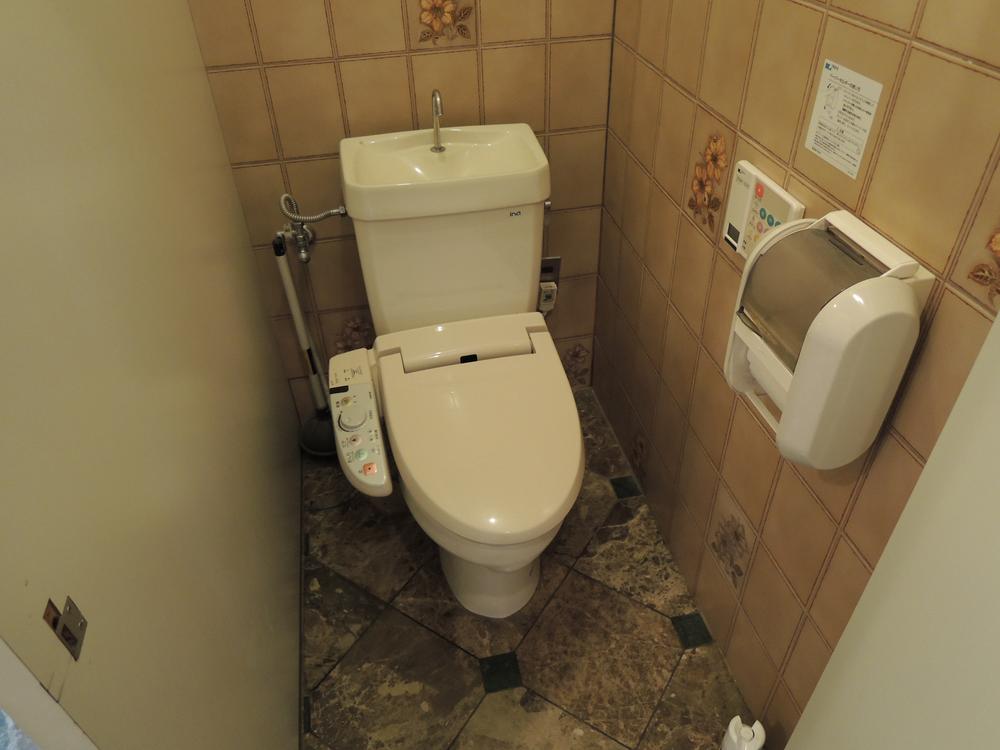 Toilet. 3rd floor toilet